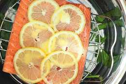 簡單的檸檬胡椒三文魚的做法，你學會了嗎