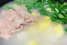 這一碗羊肉湯絕對是王國鵬羊肉湯店裡的王牌！