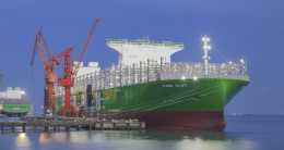 中國首艘全球最大超大型集裝箱船:堆箱層數25層,相當於22樓高