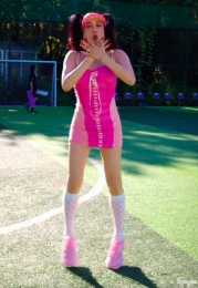 鍾麗緹穿粉色卡哇伊服裝拍照，膀大腰圓壯碩無比，形象一言難盡！